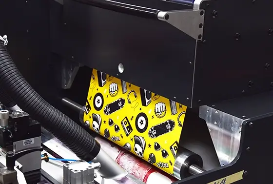 Imprimante Xeikon en action pendant la production de papier peint photo