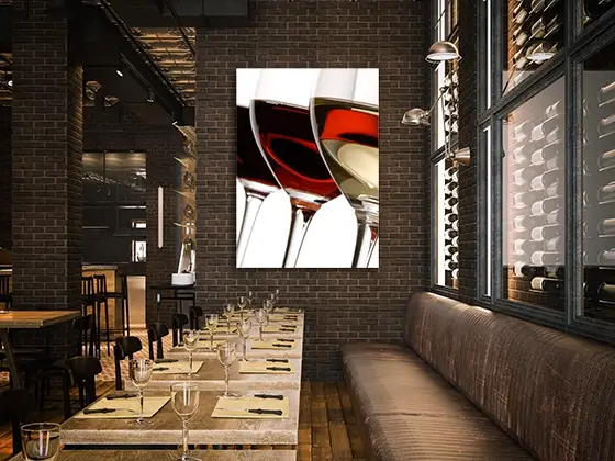 Tableau sur verre avec verres à vin comme décoration murale luxueuse dans un restaurant