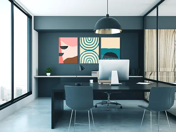 Tableau sur verre avec art abstrait pastel dans un intérieur de bureau moderne