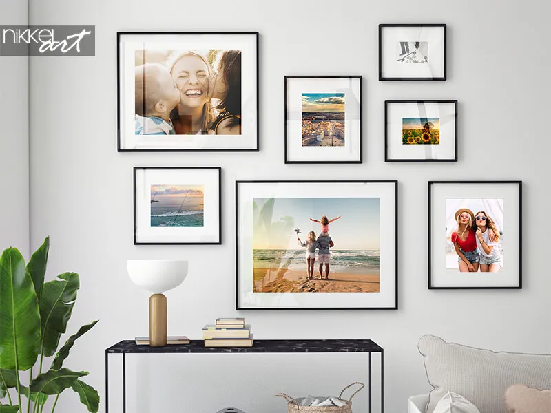 Postermuur met meerdere posters op maat in een woonkamer