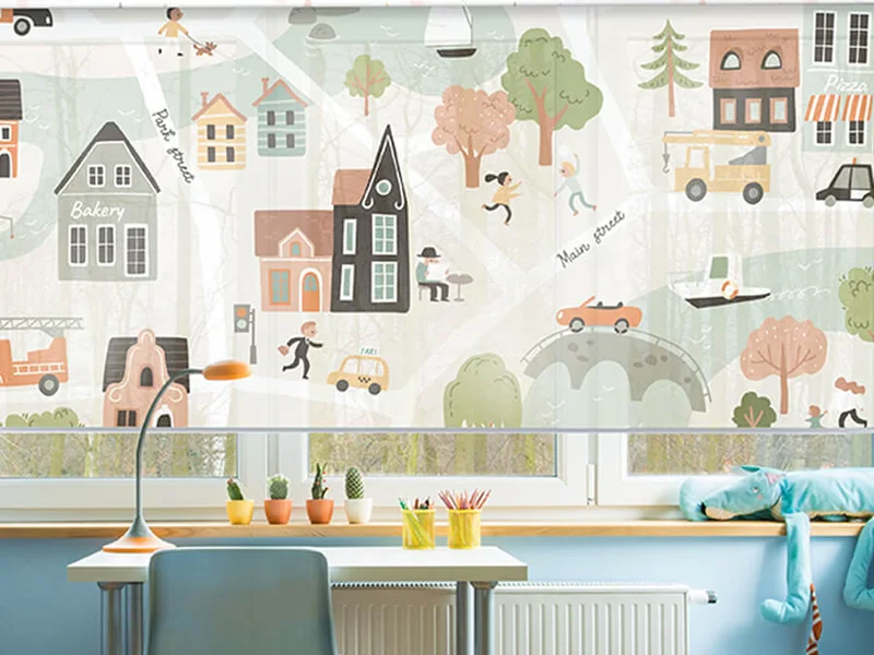 Rollo mit verspieltem Stadte-Motiv im Babyzimmer oder Kinderzimmer
