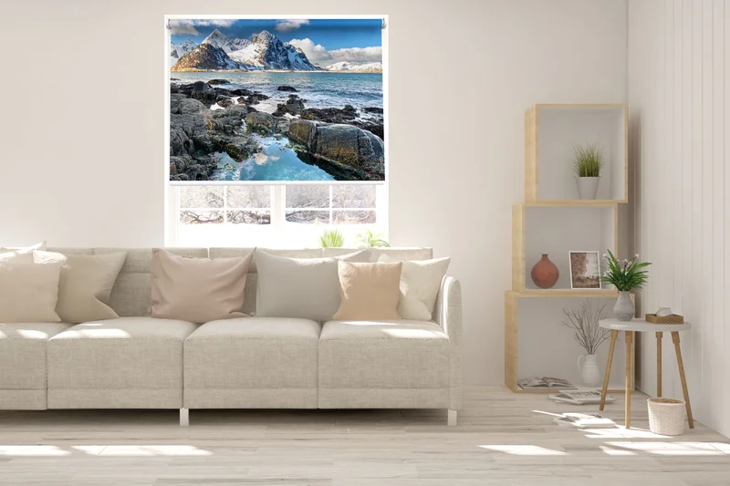 Lichtdurchlassiges Rollo mit Berglandschaft im Wohnzimmer