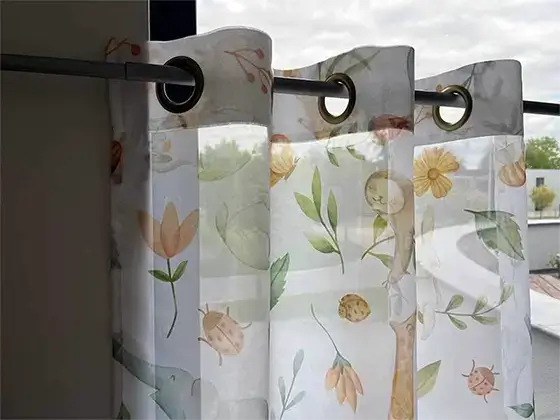 Vitrage gordijnen met subtiel botanisch motief en ringafwerking, lichtdoorlatende raamdecoratie