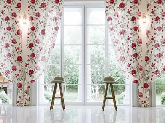 Vitrage gordijnen met bloemenmotief als decoratieve raamdecoratie in de woonkamer