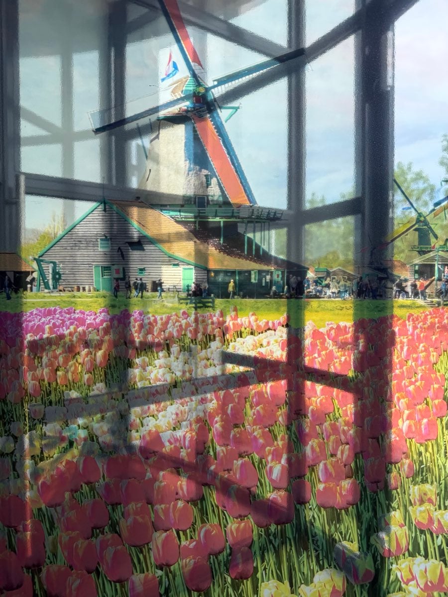 Raamsticker met transparante folie aangebracht op een raam - glas-in-loodlook