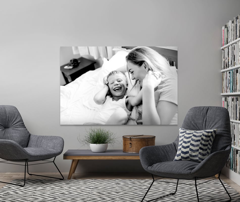 Aluminium schilderij als groot statement op een lege woonkamerwand
