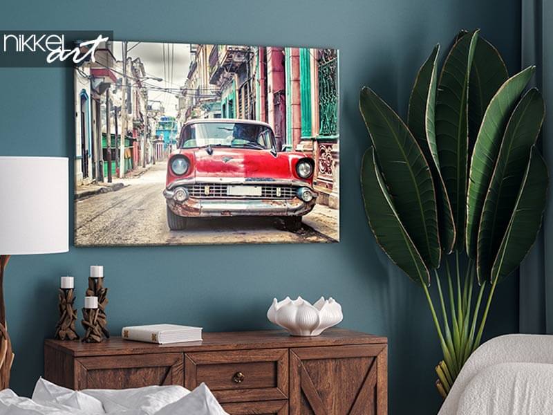 Foto op Canvas Oude rode Chevrolet-auto geparkeerd in een straat van havana