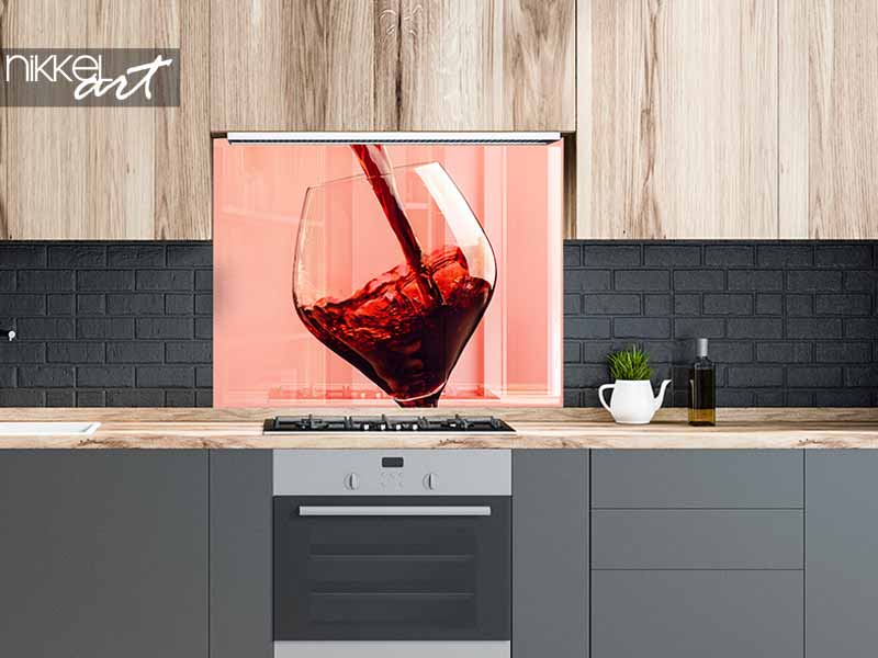 Keuken foto achterwand Franse droge rode wijn, giet in glas, trendy roze achtergrond, ruimte voor tekst, selectieve focus