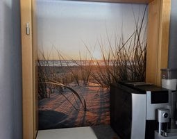 Fotobehang Zonsondergang achter helmgras op het strand